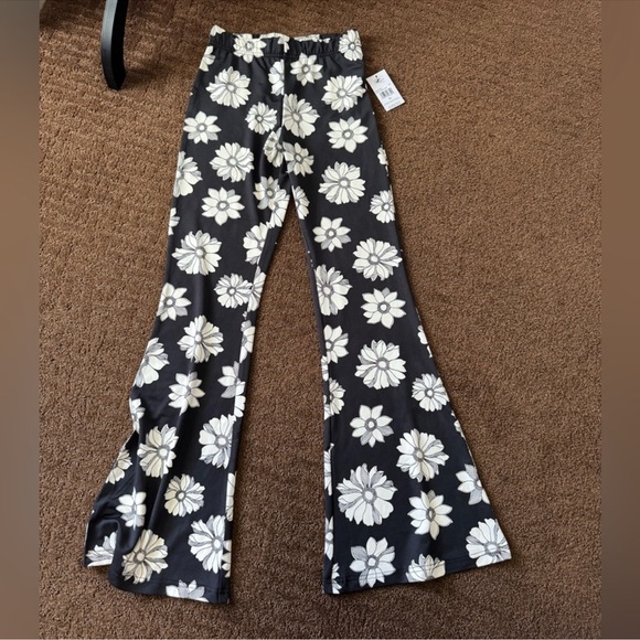 Billabong Pants - NWOT billabong flower print black and white flared leggings
